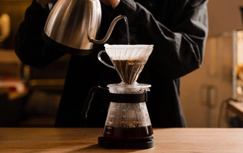 Wpływ temperatury wody na smak kawy – tajniki parzenia